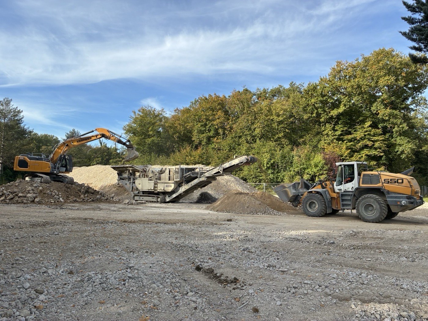 Pelle Liebherr alimentant le concasseur sur installation Cortambert TP