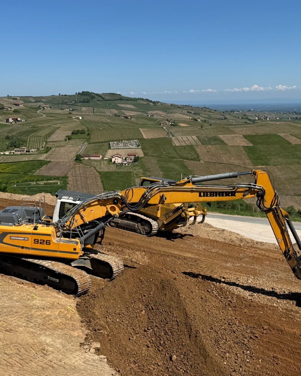 Deux pelles Liebherr 926 en terrassement sur coteau viticole du Mâconnais